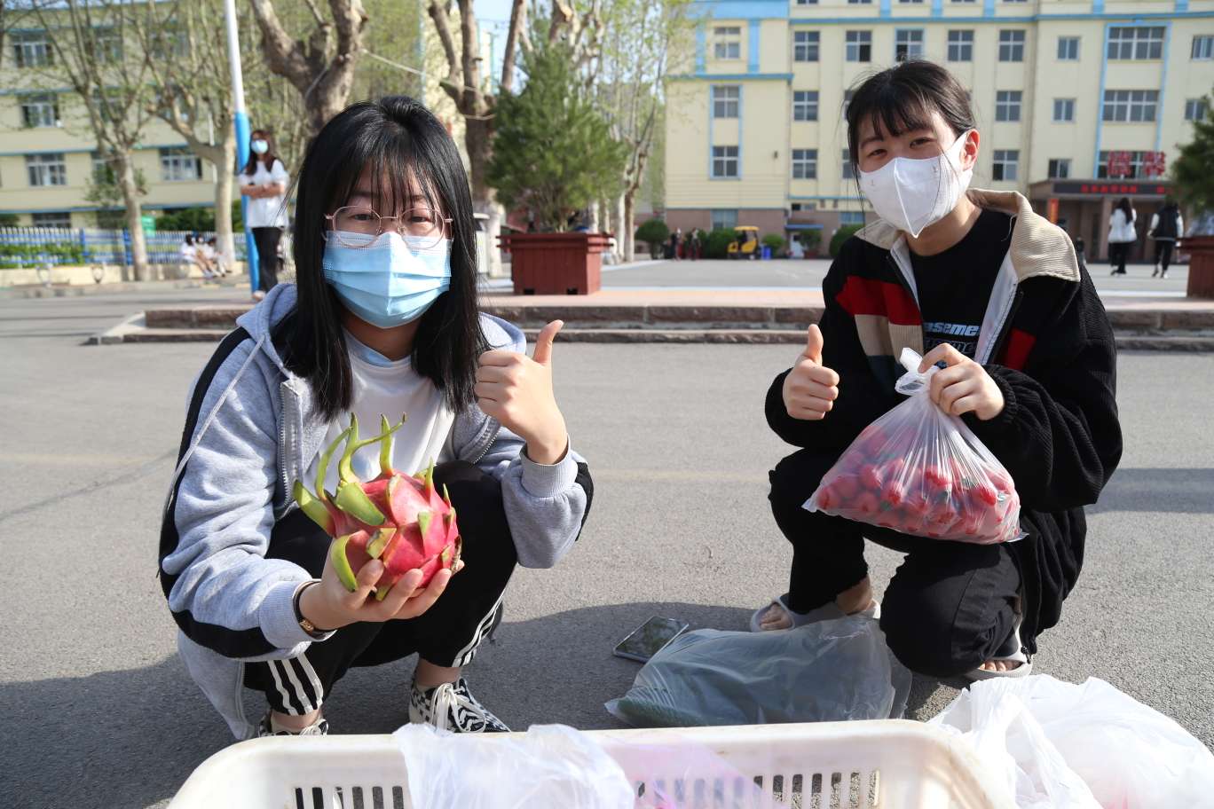 山东冶金技师学院(山东冶金中等专业学校)开展水果进校园 服务更暖心