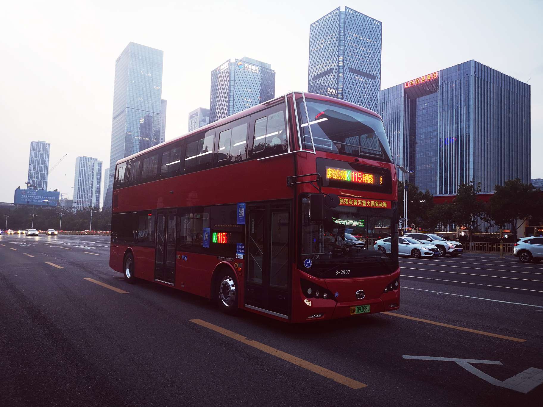 济南经十路上跑起了红色双层公交车  靓丽的风景引人驻足观赏