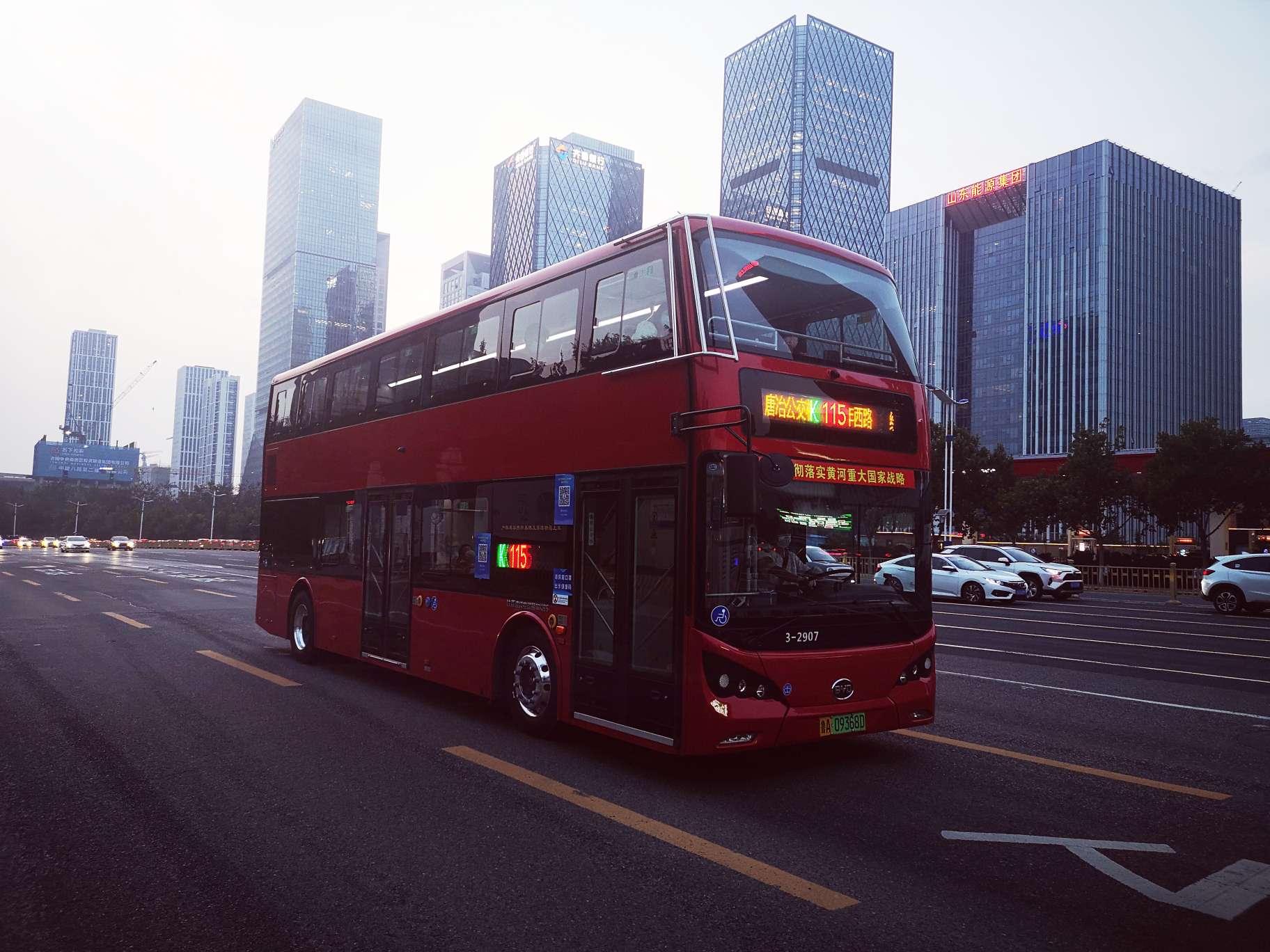 济南经十路上跑起了红色双层公交车靓丽的风景引人驻足观赏