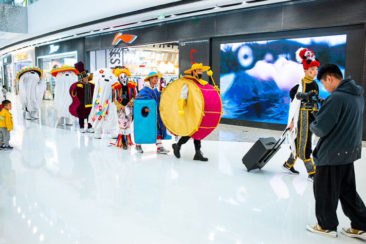 2022年10月22日,济南融创茂,化妆演出队伍在商场内巡回展演促销.