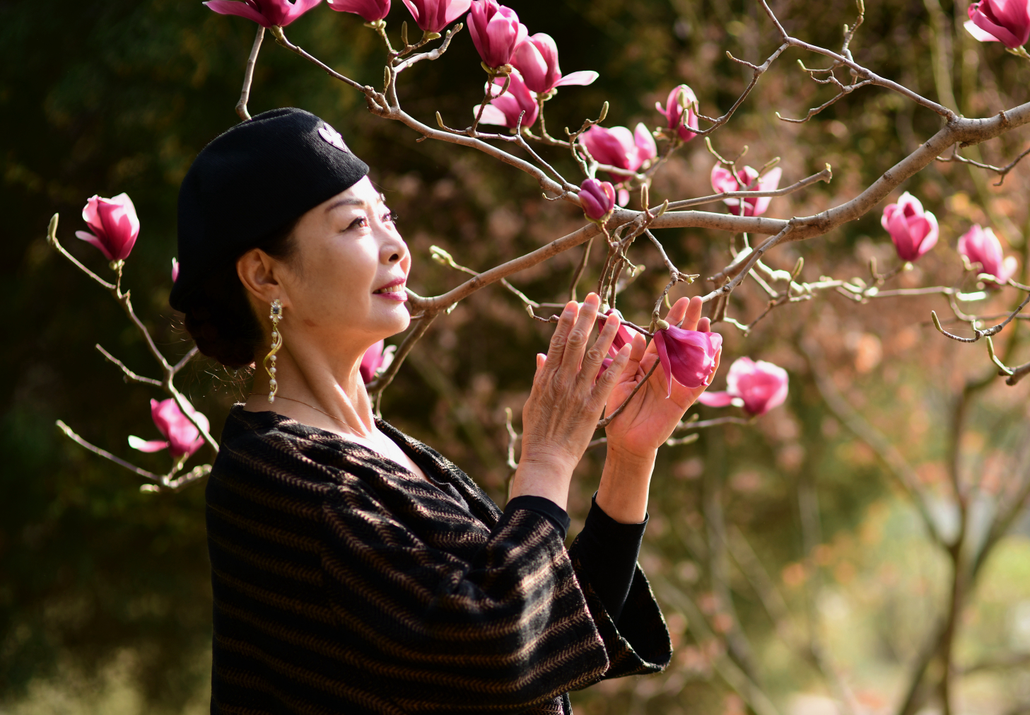 《春花春好》美女赏花徜徉在花丛中.