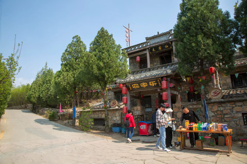济南石崮寨景区位于济南市中区十六里河街道玉符河畔,交通便利,距离