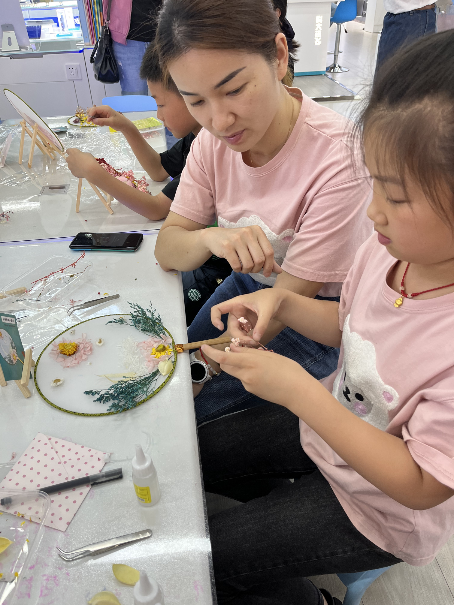 厚德星沙益路同行致敬母亲节亲子团扇diy