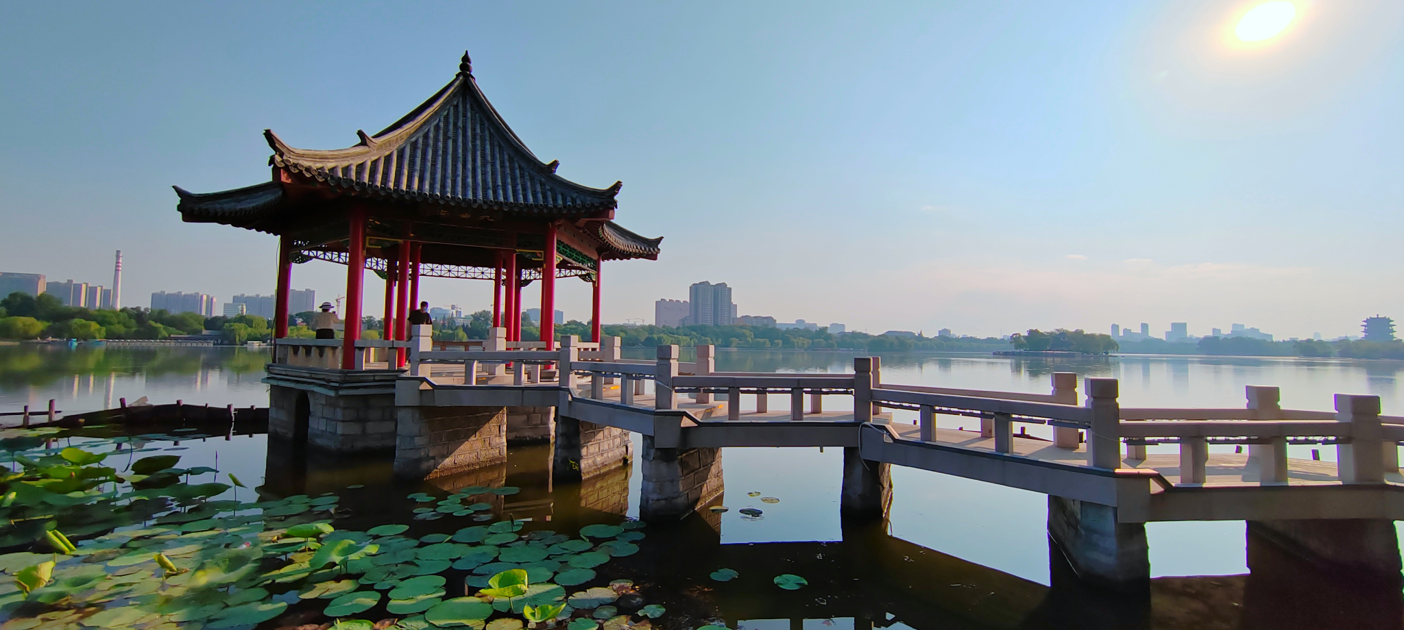 风景如画大明湖公园