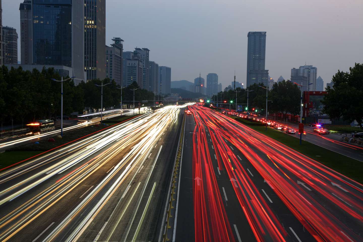 拍出华丽城市夜景经十东路车轨流光溢彩