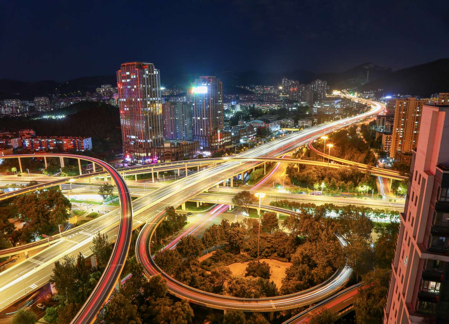 济南燕山立交桥夜景纵横交错灯光璀璨宛如五彩缤纷的琴弦