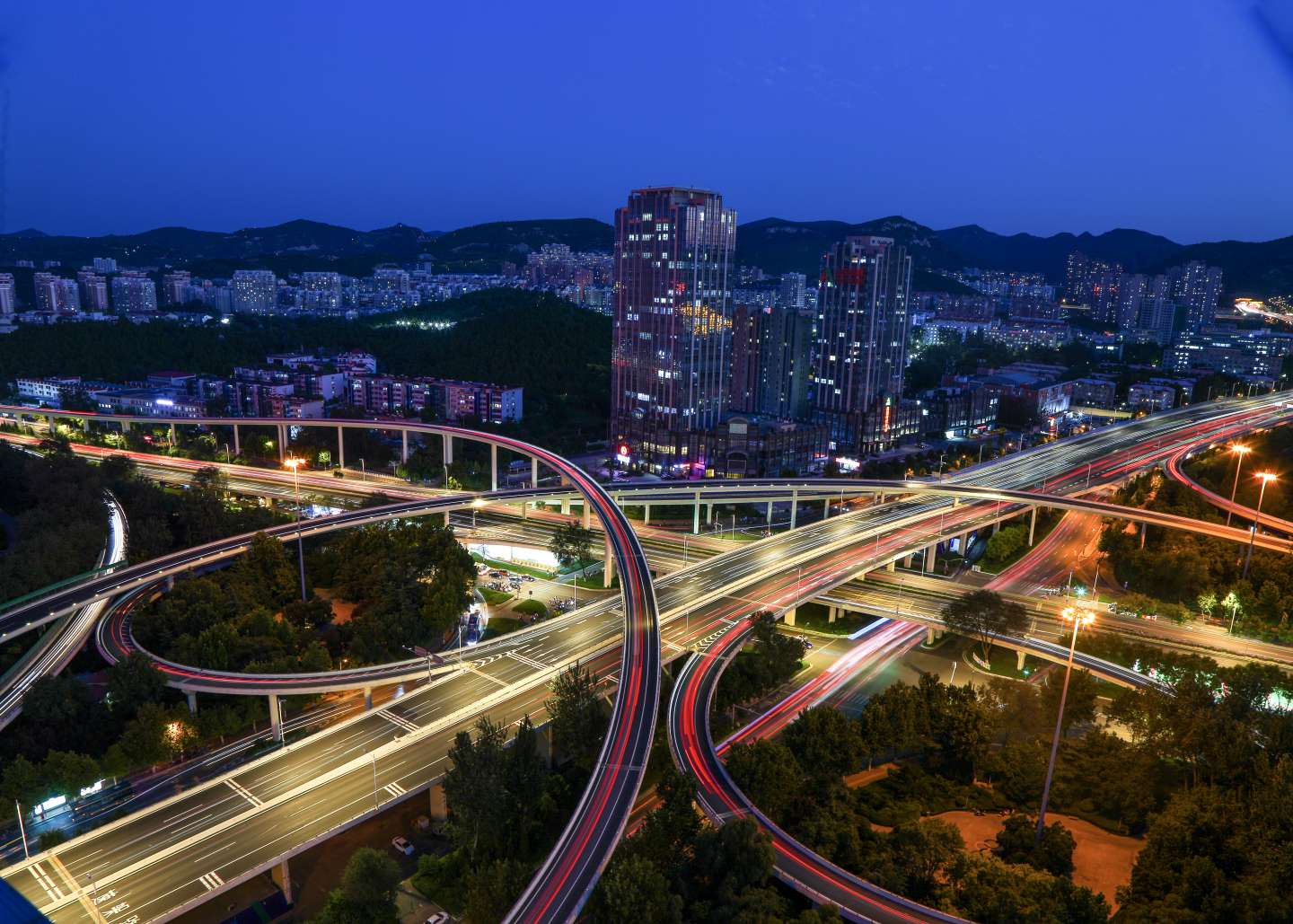 济南燕山立交桥夜景纵横交错灯光璀璨宛如五彩缤纷的琴弦