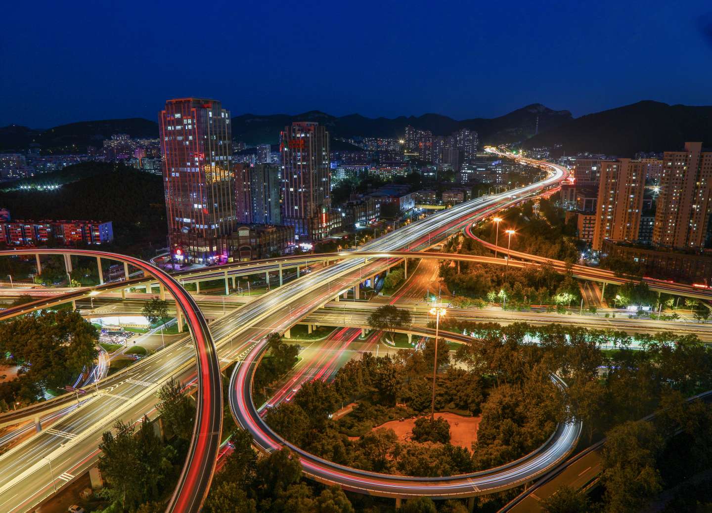 济南燕山立交桥夜景纵横交错灯光璀璨宛如五彩缤纷的琴弦