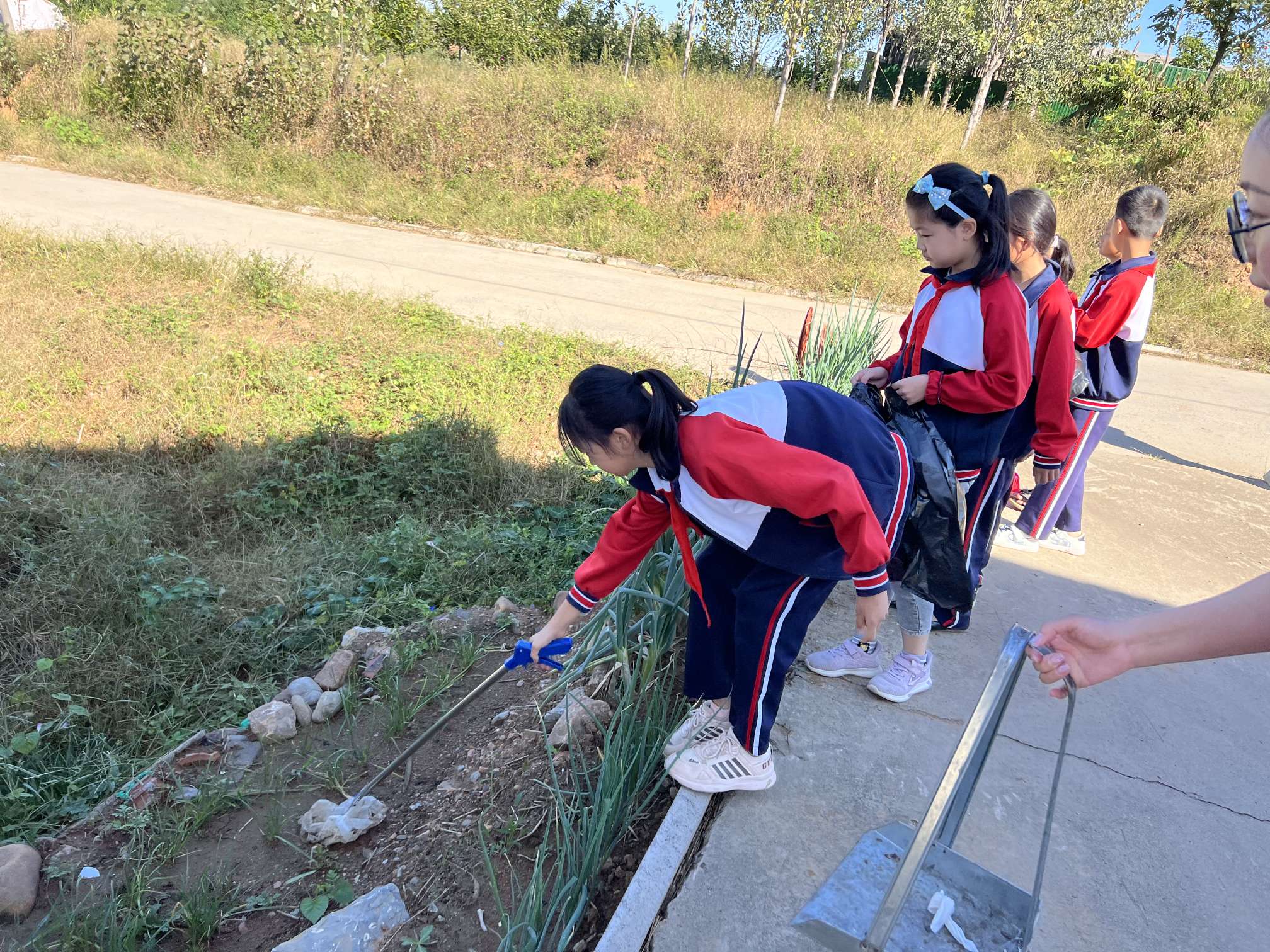家校携手促学生成长劳动教育奠幸福之基沂城街道中心小学开展社区劳动