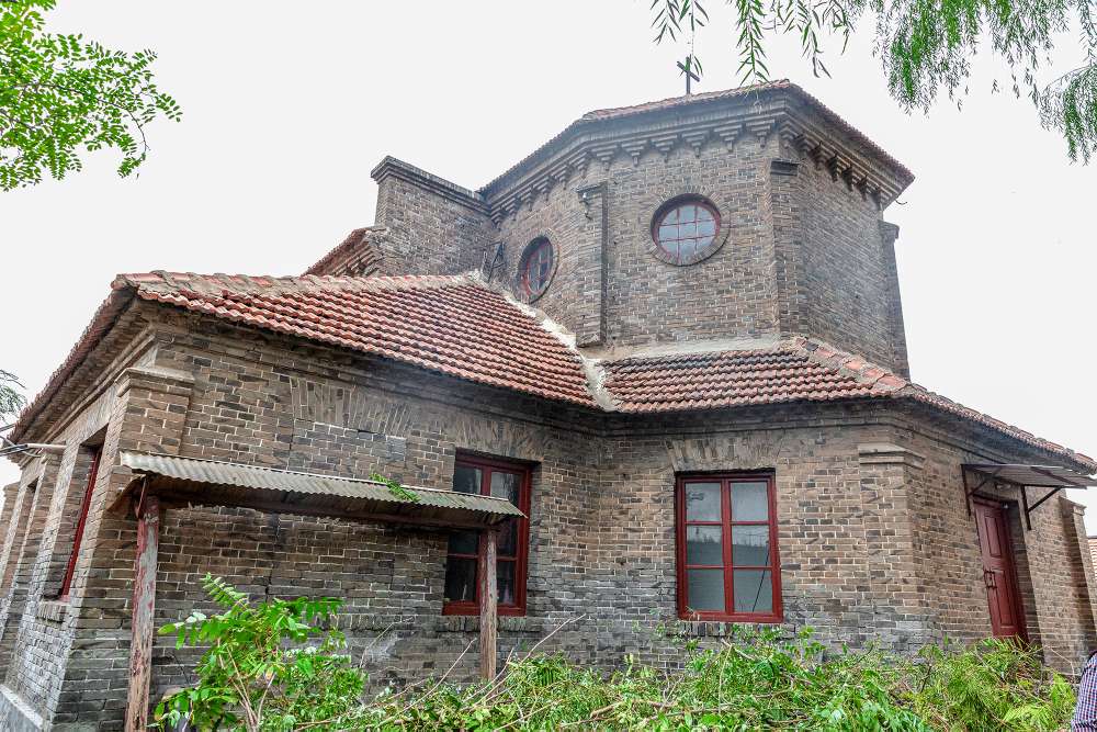 在庞家镇高庙李村,有一处建于清光绪十六年(1890)的天主教堂.