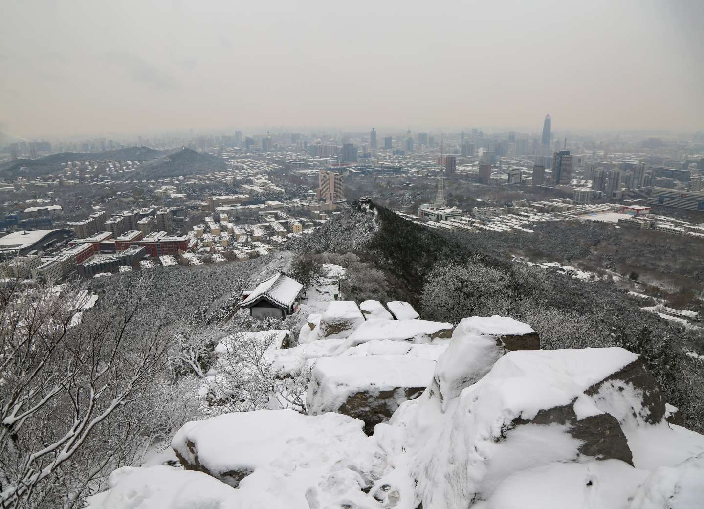 雪後登頂千佛山俯瞰泉城白茫茫一片山上玉樹瓊枝美如一幅水墨畫