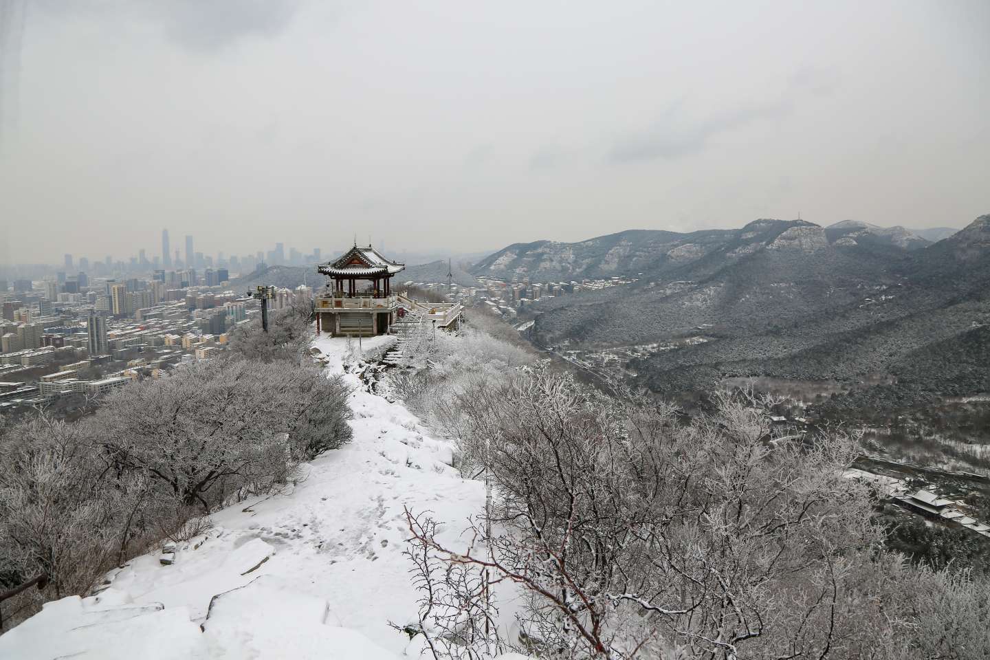 雪後登頂千佛山俯瞰泉城白茫茫一片山上玉樹瓊枝美如一幅水墨畫