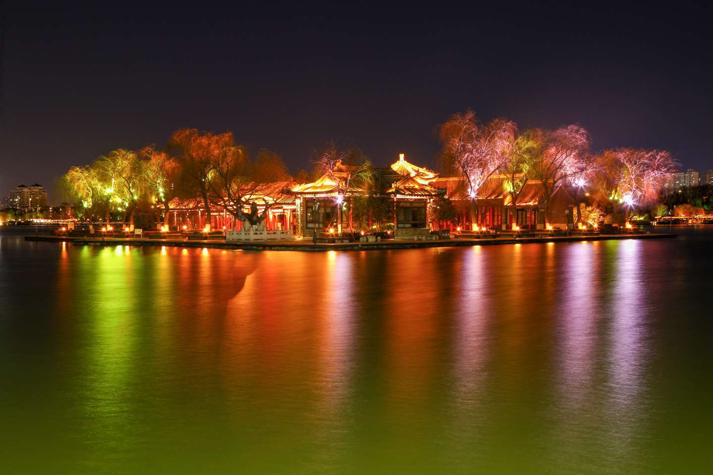 济南大明湖夜景,流光溢彩美轮美奂