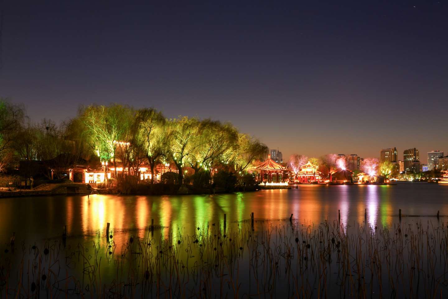 济南大明湖夜景,流光溢彩美轮美奂