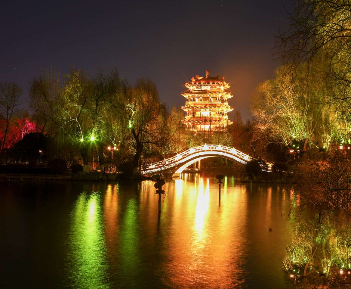 济南大明湖夜景,流光溢彩美轮美奂