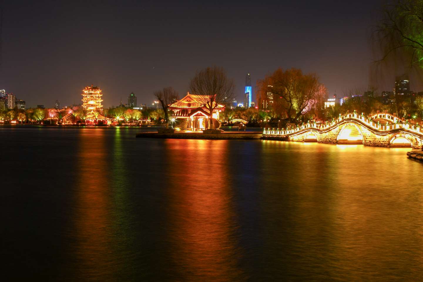 济南大明湖夜景,流光溢彩美轮美奂