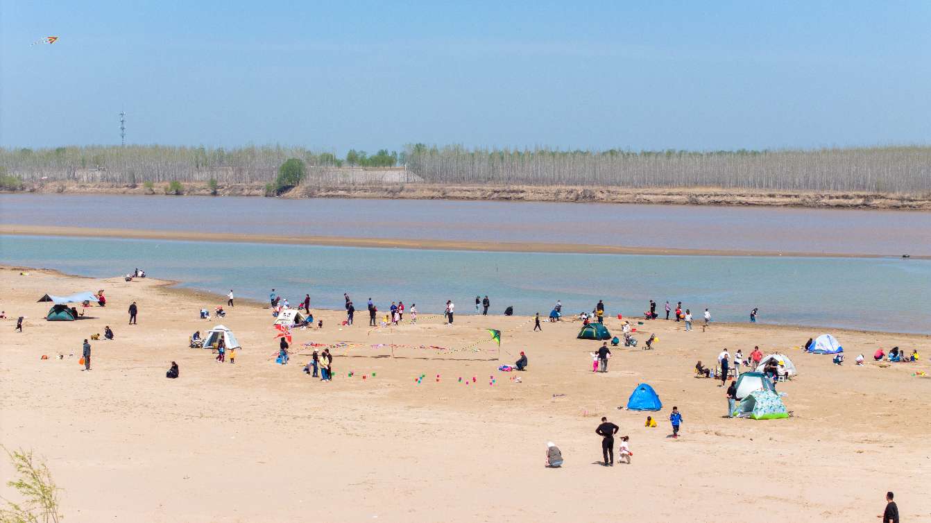 成为广大市民周末休闲好去处,百里黄河公园黄河滩涂也开启了观海模式