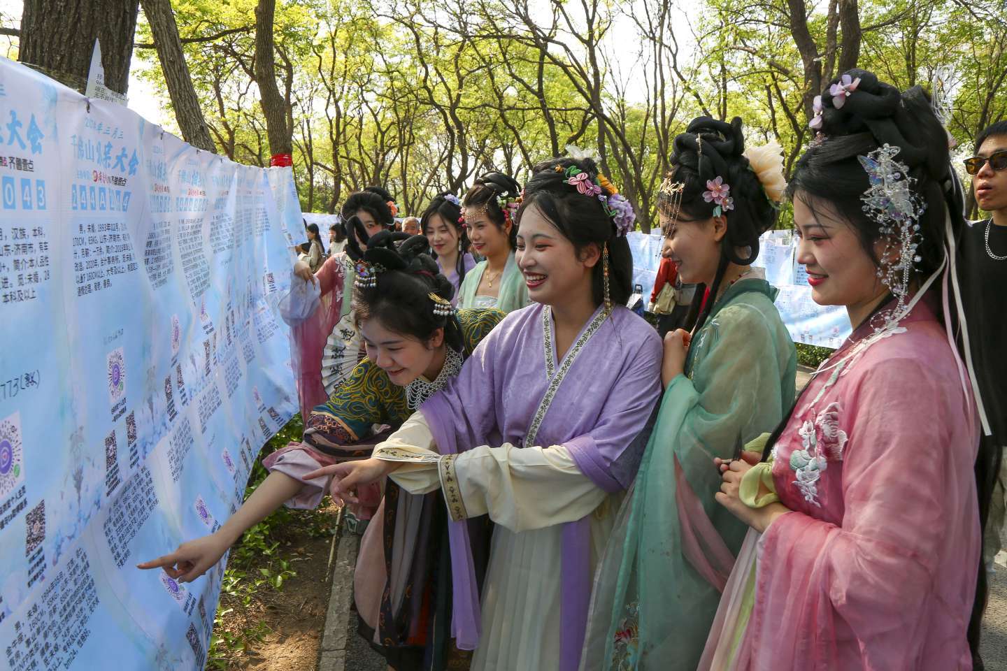 千佛山相亲大会图片图片