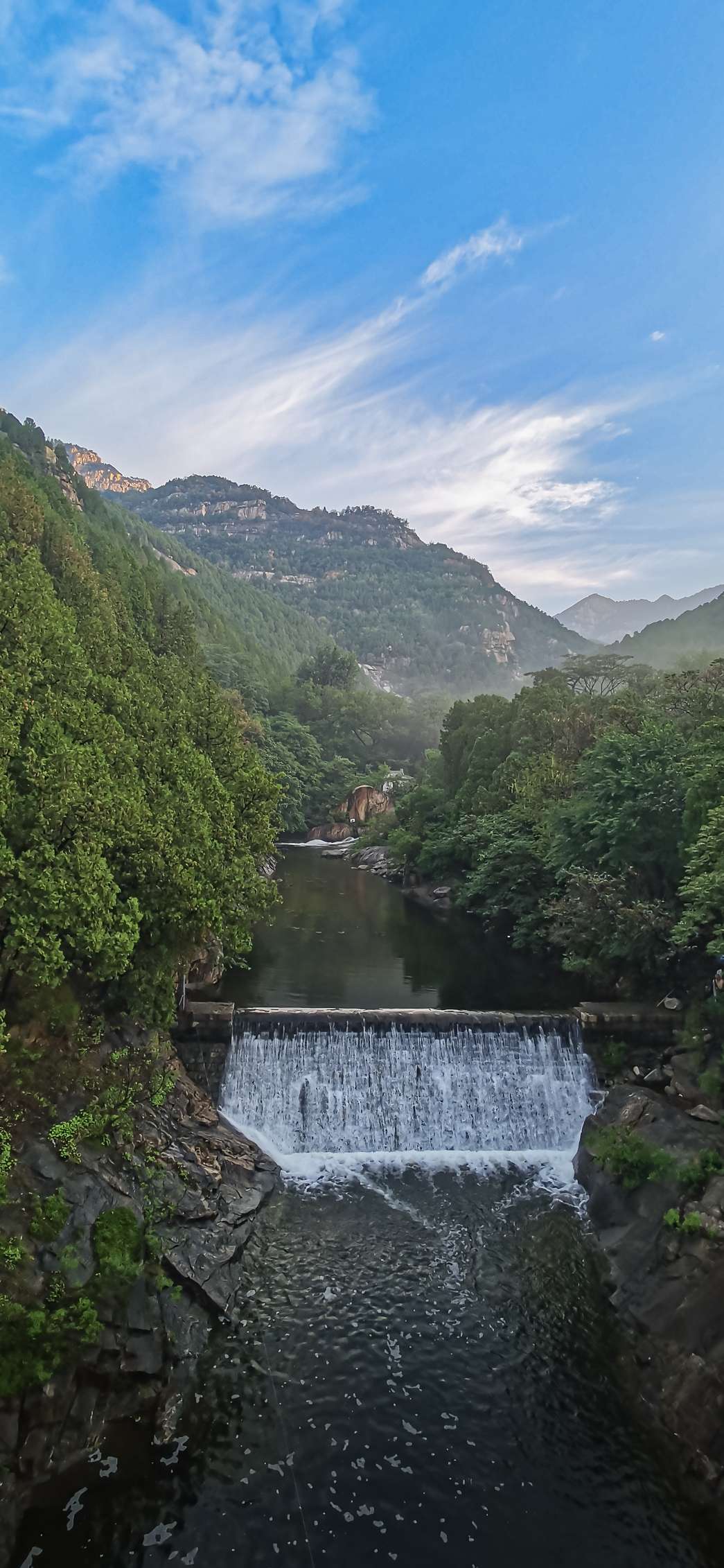 泰山龙潭瀑布图片