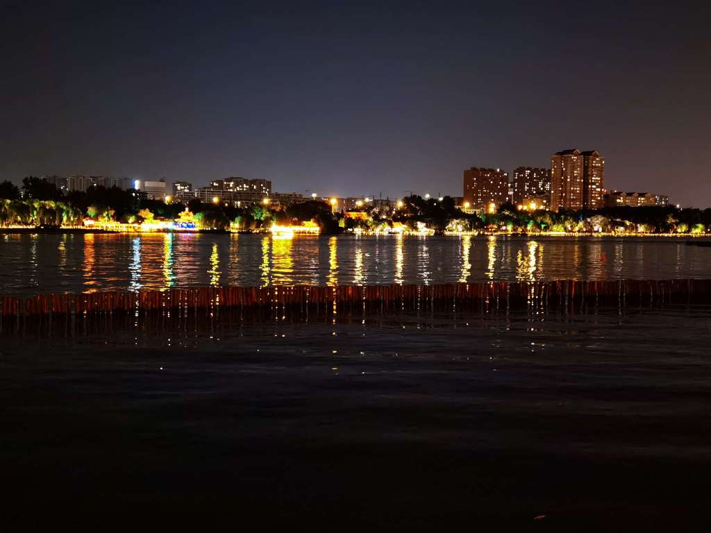 大明湖夜景唯美,一城山色半城湖!