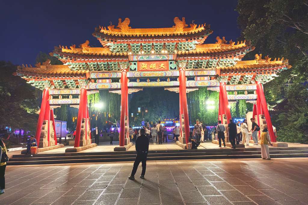 大明湖夜色美不胜收
